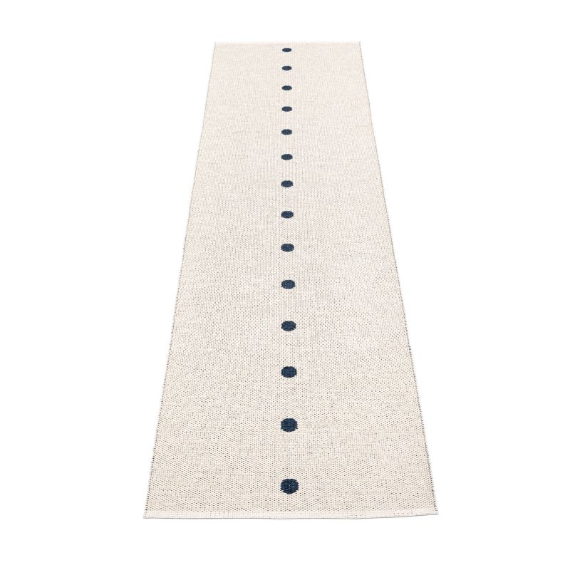 Pappelina Peg Kunststoffteppich 70x280 cm, creme mit blauen Punkten, für Innen und Außen.